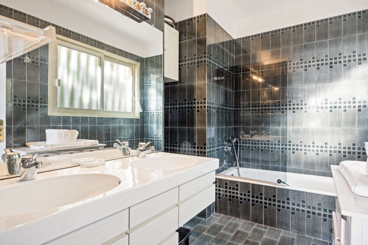 Spacious 2 bedroom ground floor apartment, which is ideally situated within