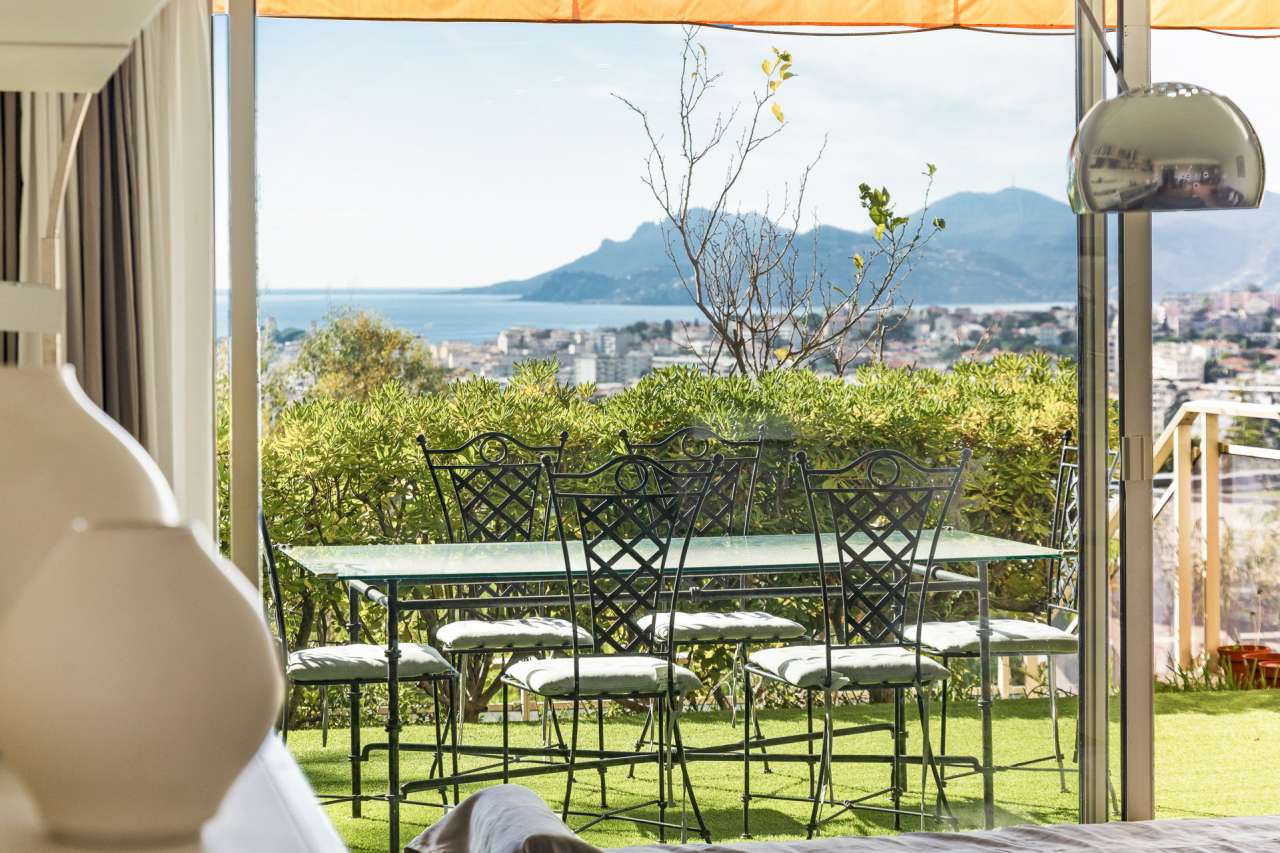 Spacious 2 bedroom ground floor apartment, which is ideally situated within