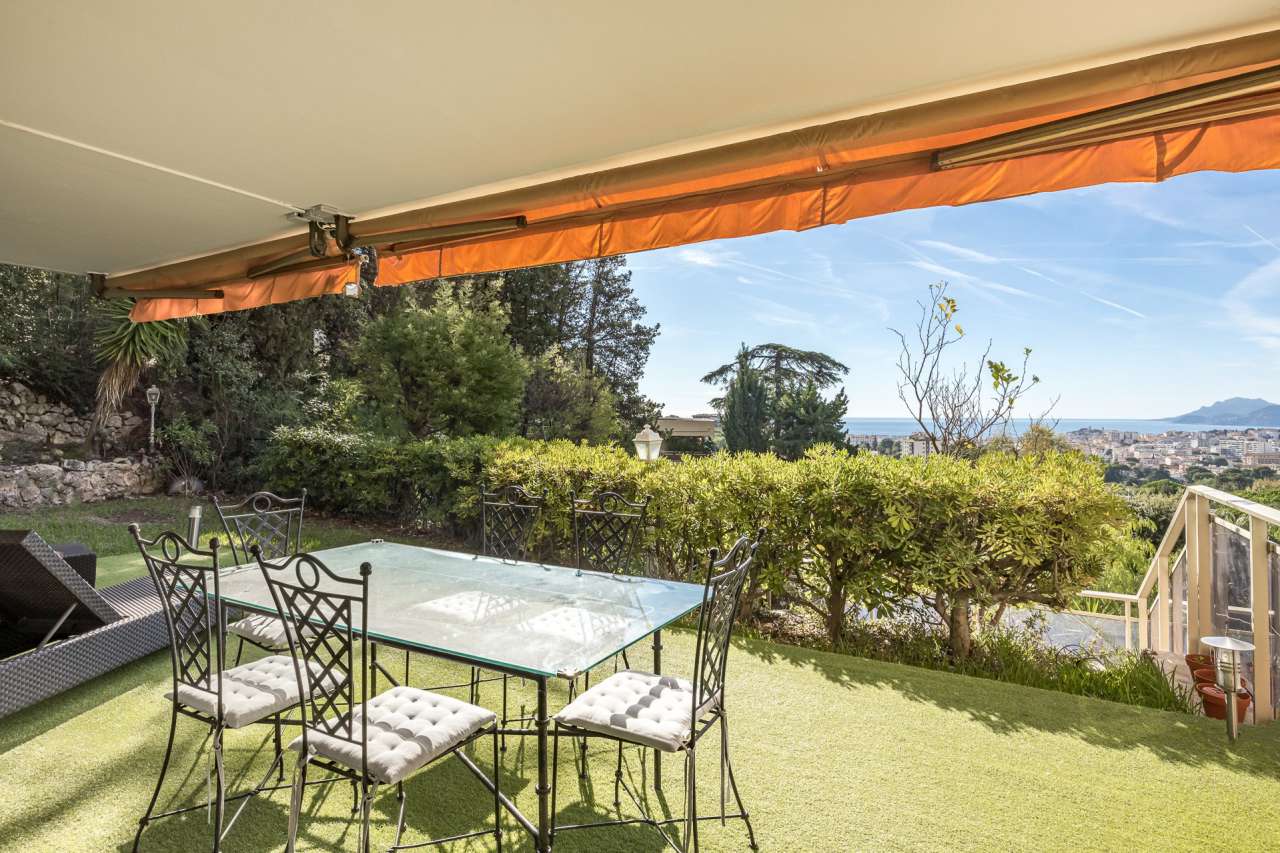 Spacious 2 bedroom ground floor apartment, which is ideally situated within