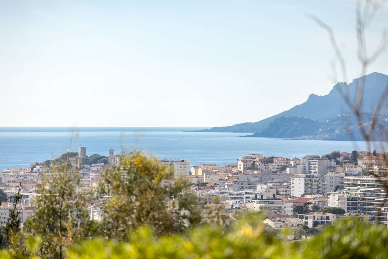 Spacious 2 bedroom ground floor apartment, which is ideally situated within