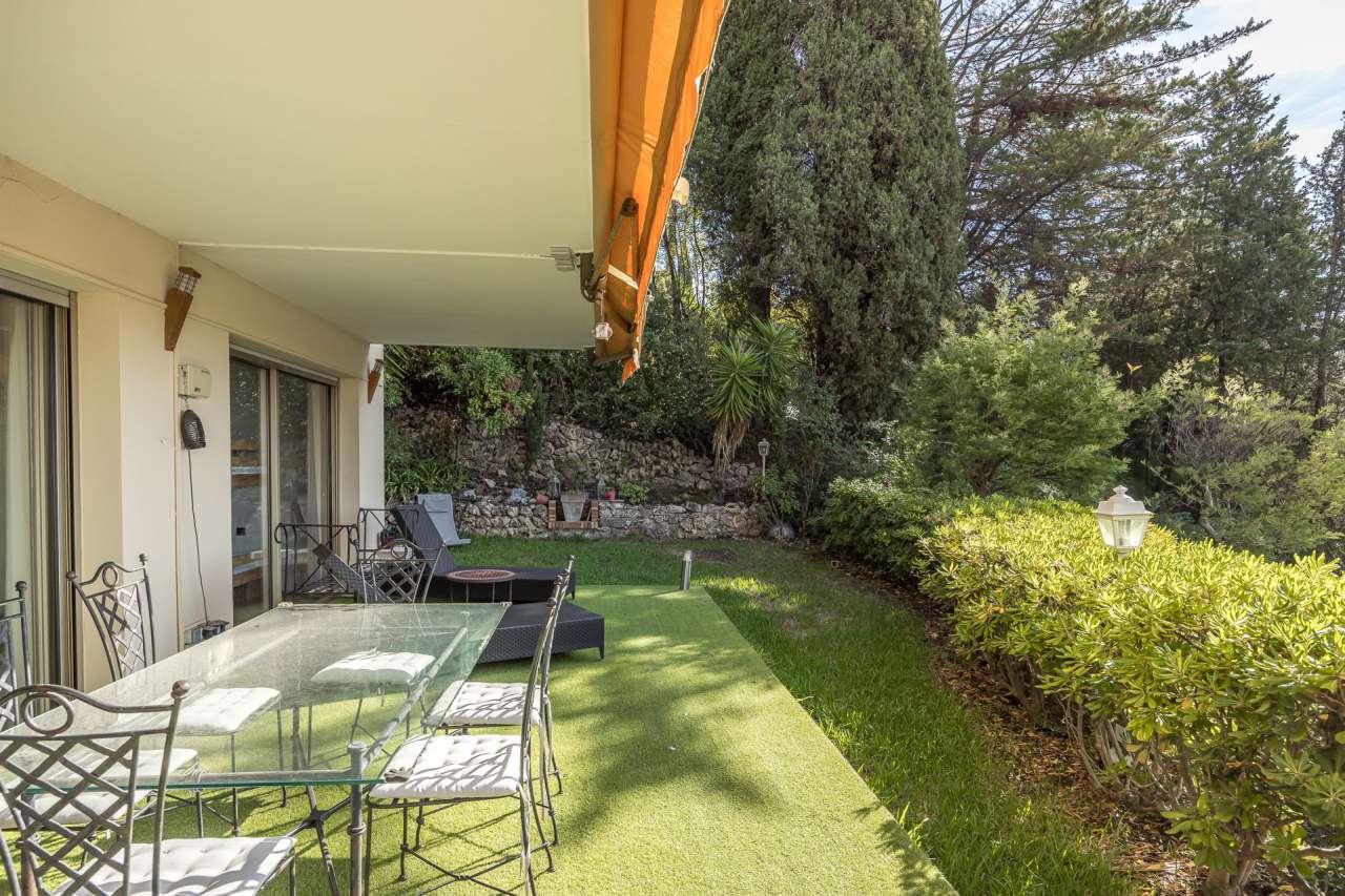 Spacious 2 bedroom ground floor apartment, which is ideally situated within