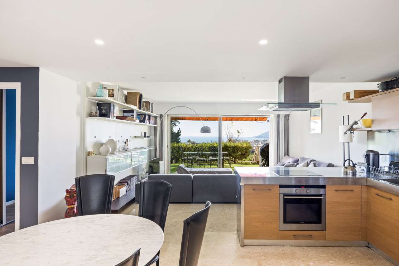 Spacious 2 bedroom ground floor apartment, which is ideally situated within