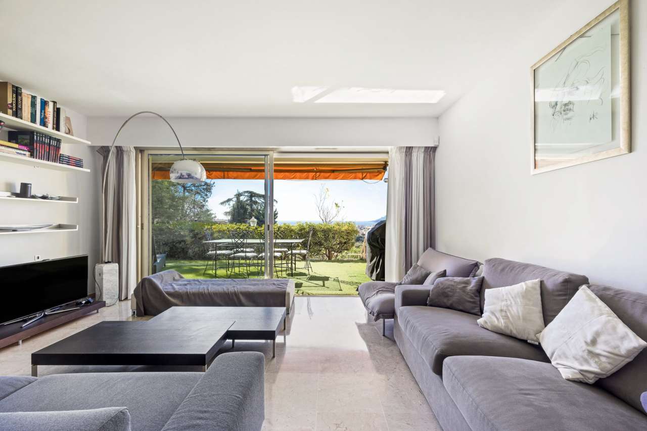 Spacious 2 bedroom ground floor apartment, which is ideally situated within