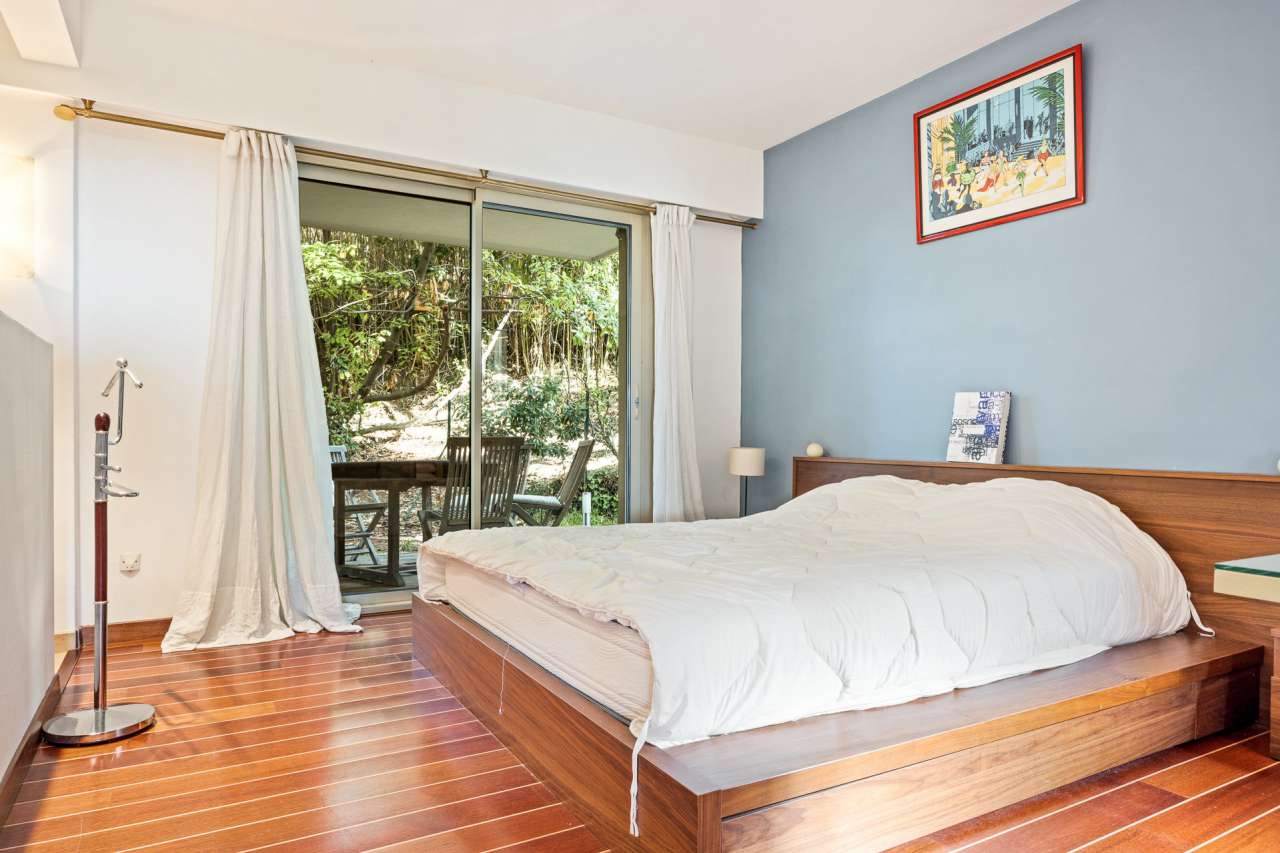 Spacious 2 bedroom ground floor apartment, which is ideally situated within