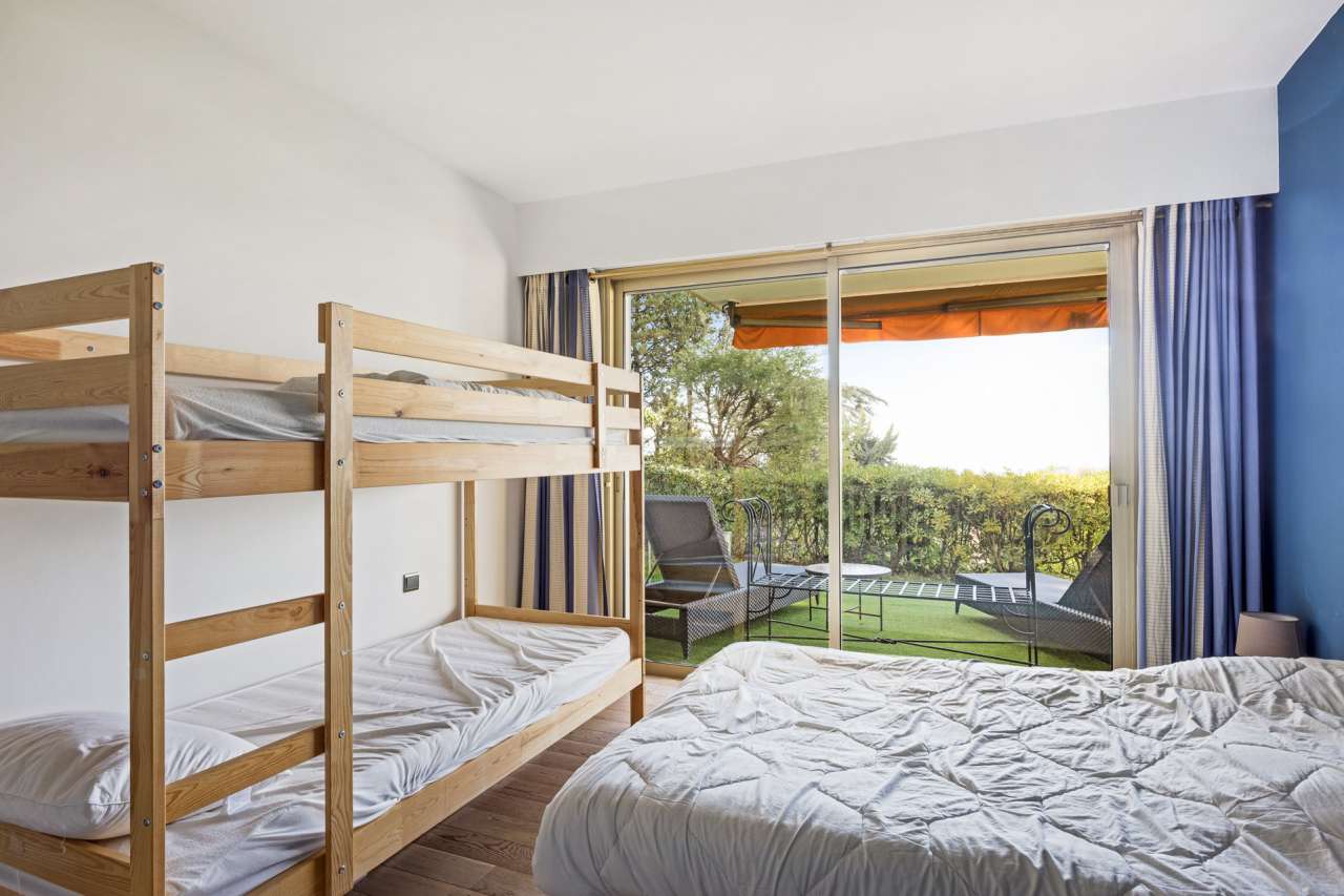 Spacious 2 bedroom ground floor apartment, which is ideally situated within