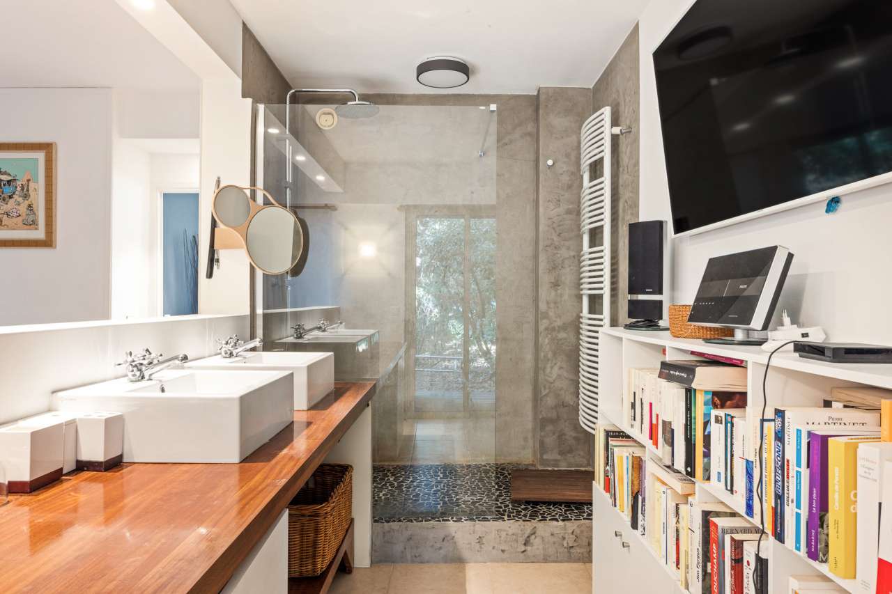 Spacious 2 bedroom ground floor apartment, which is ideally situated within