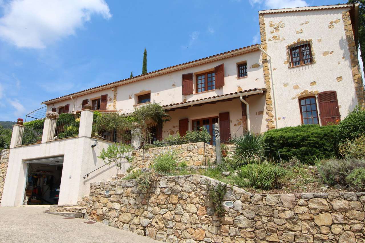 Superb 4 bedroom villa, which is ideally situated within a quiet and privat