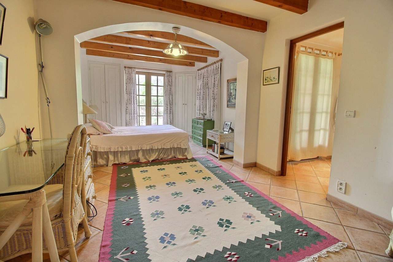 Superb 4 bedroom villa, which is ideally situated within a quiet and privat