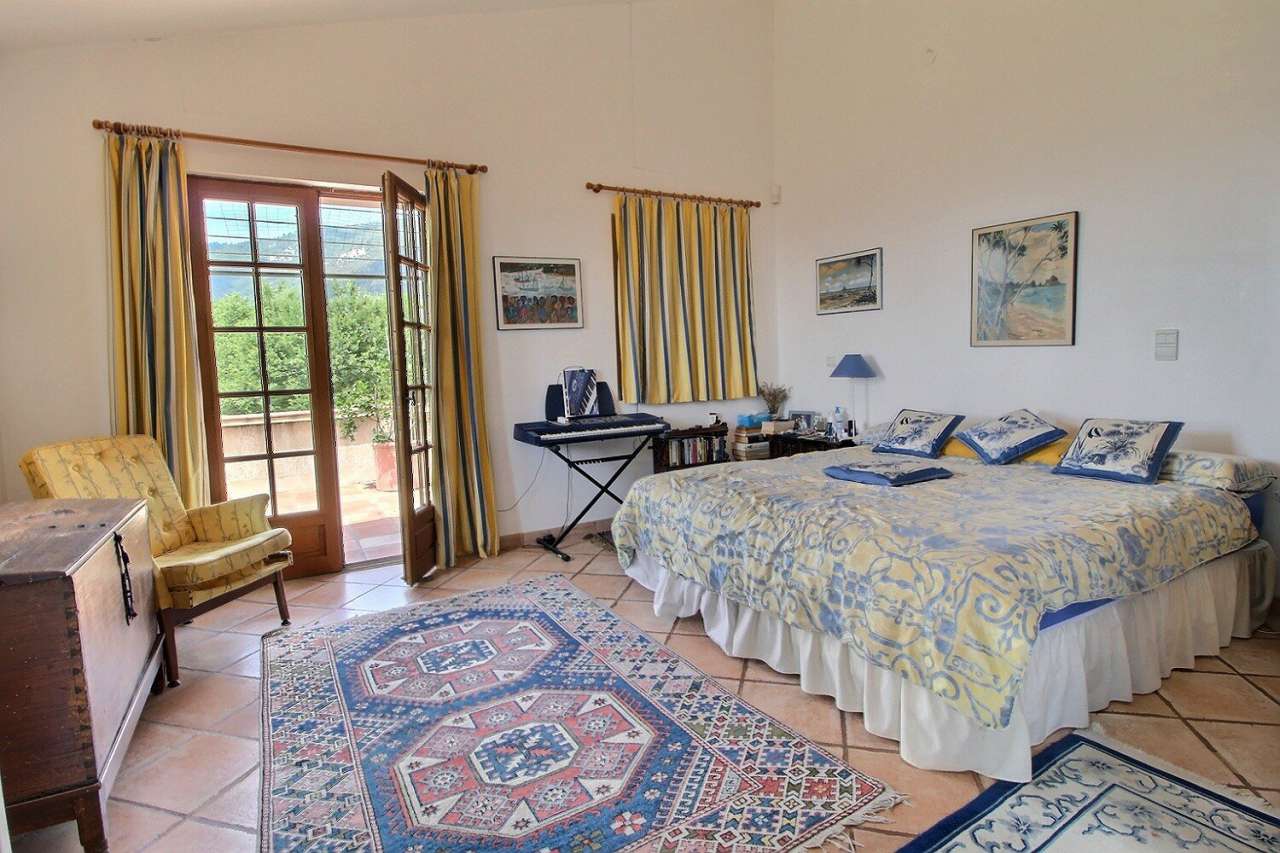 Superb 4 bedroom villa, which is ideally situated within a quiet and privat