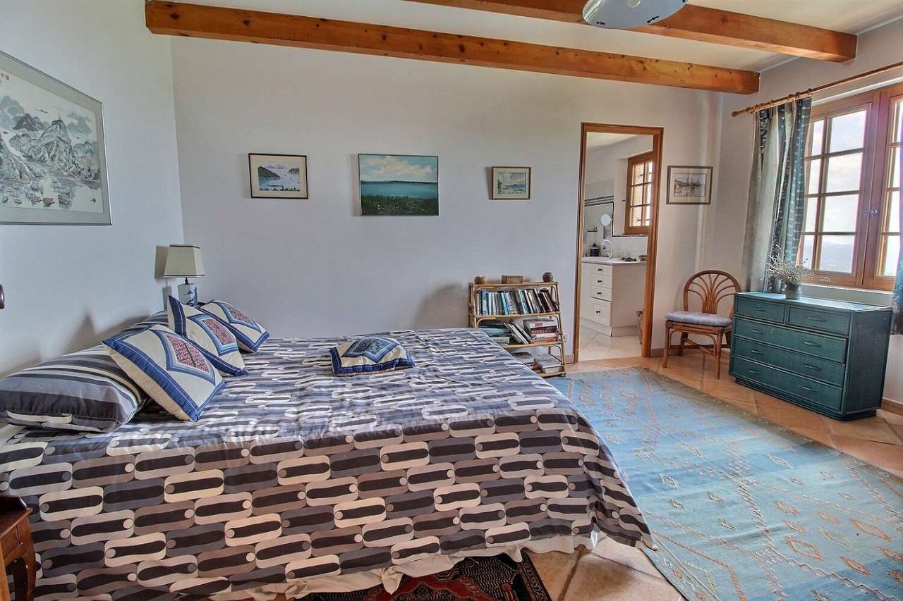 Superb 4 bedroom villa, which is ideally situated within a quiet and privat