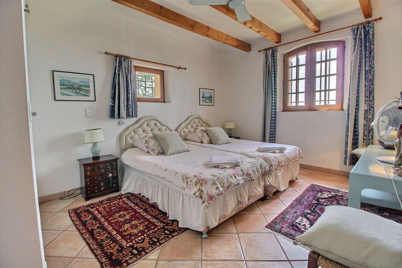 Superb 4 bedroom villa, which is ideally situated within a quiet and privat