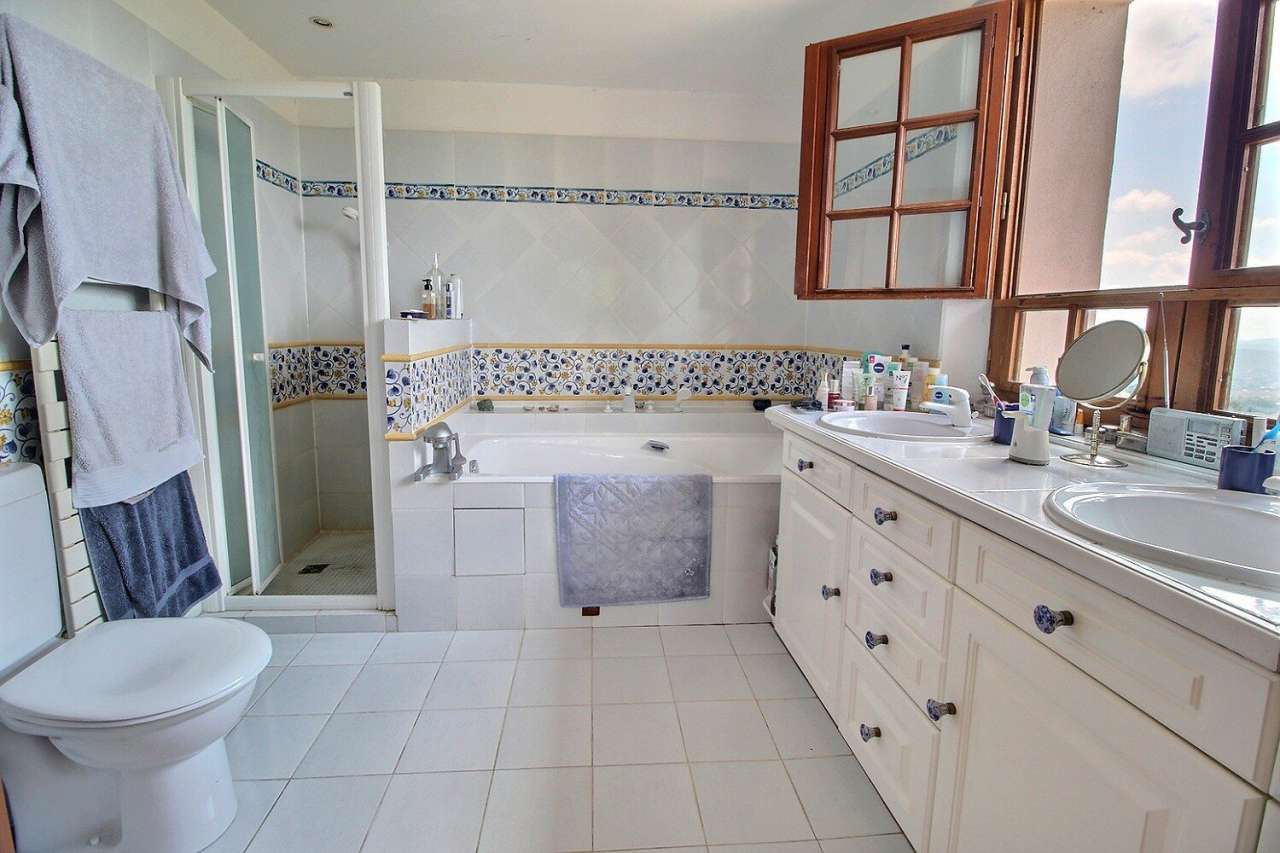 Superb 4 bedroom villa, which is ideally situated within a quiet and privat