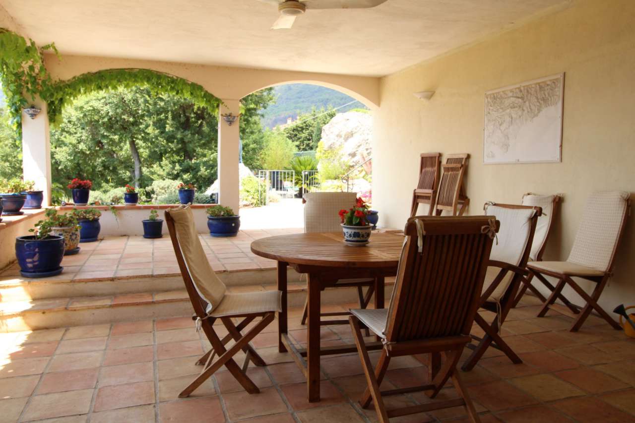 Superb 4 bedroom villa, which is ideally situated within a quiet and privat