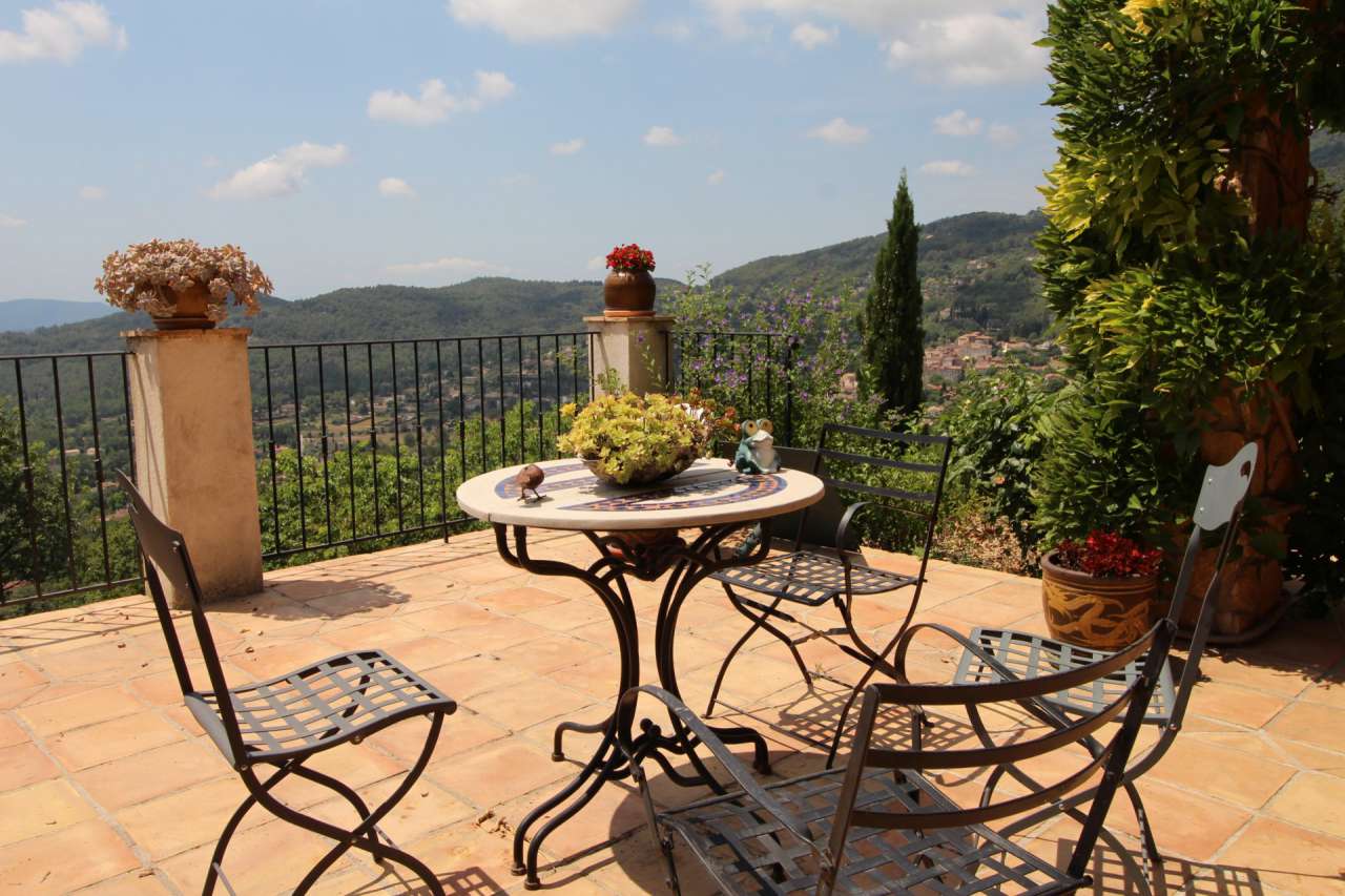 Superb 4 bedroom villa, which is ideally situated within a quiet and privat