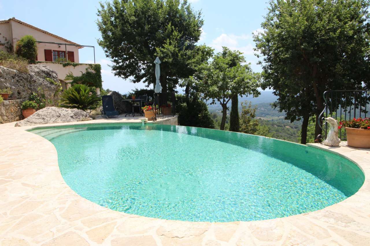 Superb 4 bedroom villa, which is ideally situated within a quiet and privat
