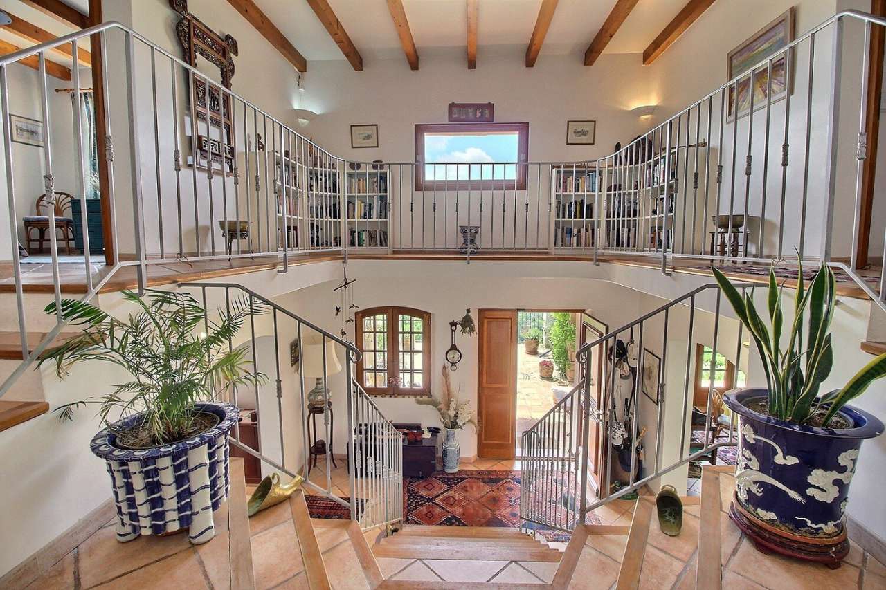 Superb 4 bedroom villa, which is ideally situated within a quiet and privat