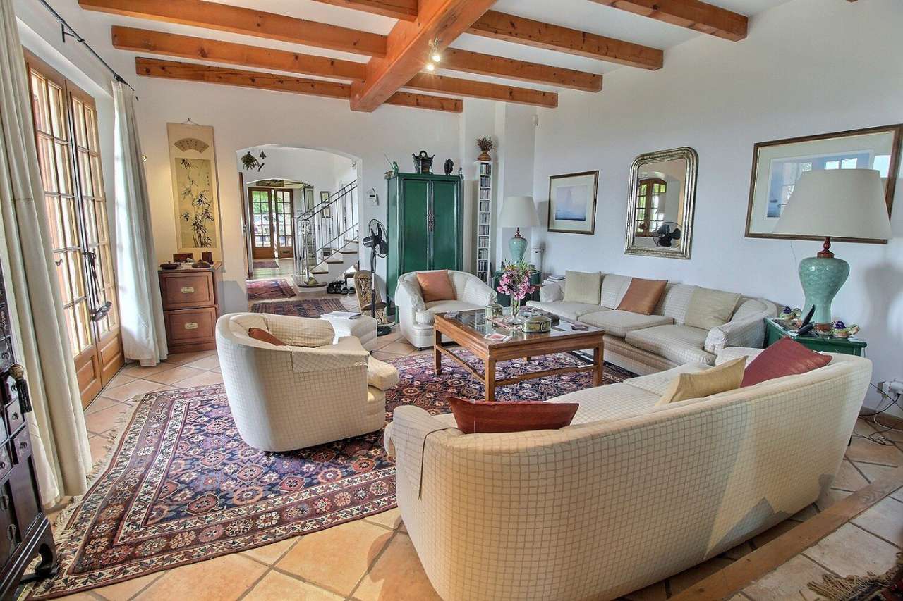 Superb 4 bedroom villa, which is ideally situated within a quiet and privat