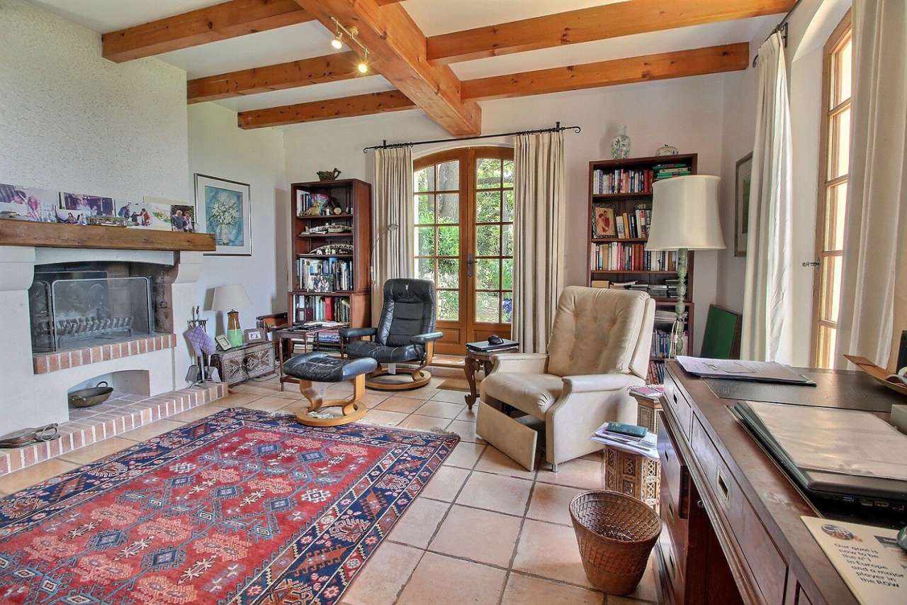 Superb 4 bedroom villa, which is ideally situated within a quiet and privat