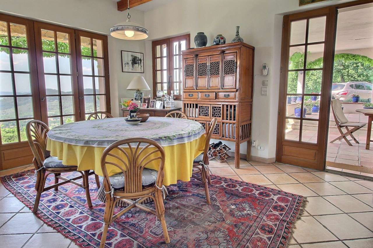 Superb 4 bedroom villa, which is ideally situated within a quiet and privat