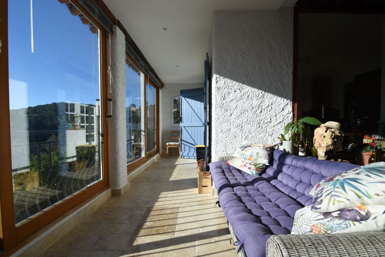 Beautifully refurbished 5 bedroom villa, which is ideally situated within o