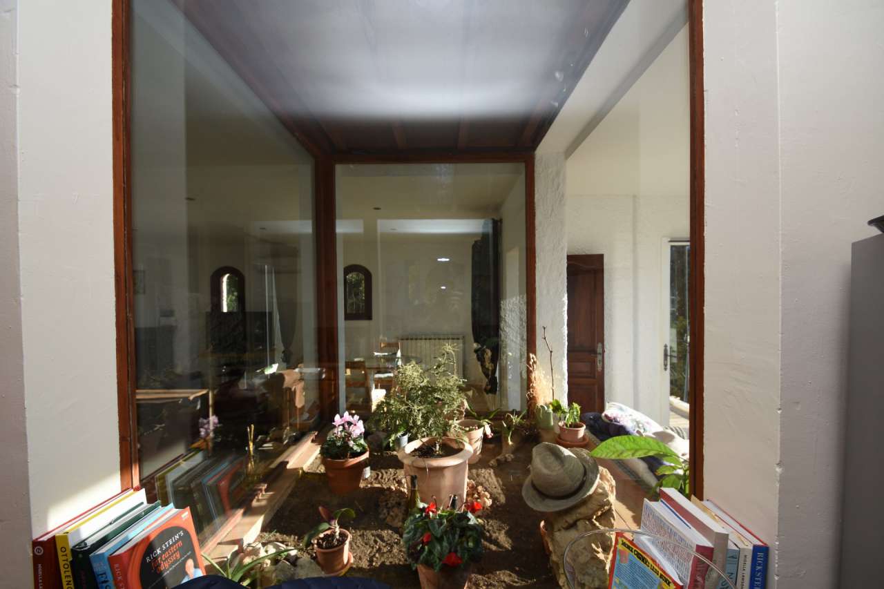 Beautifully refurbished 5 bedroom villa, which is ideally situated within o