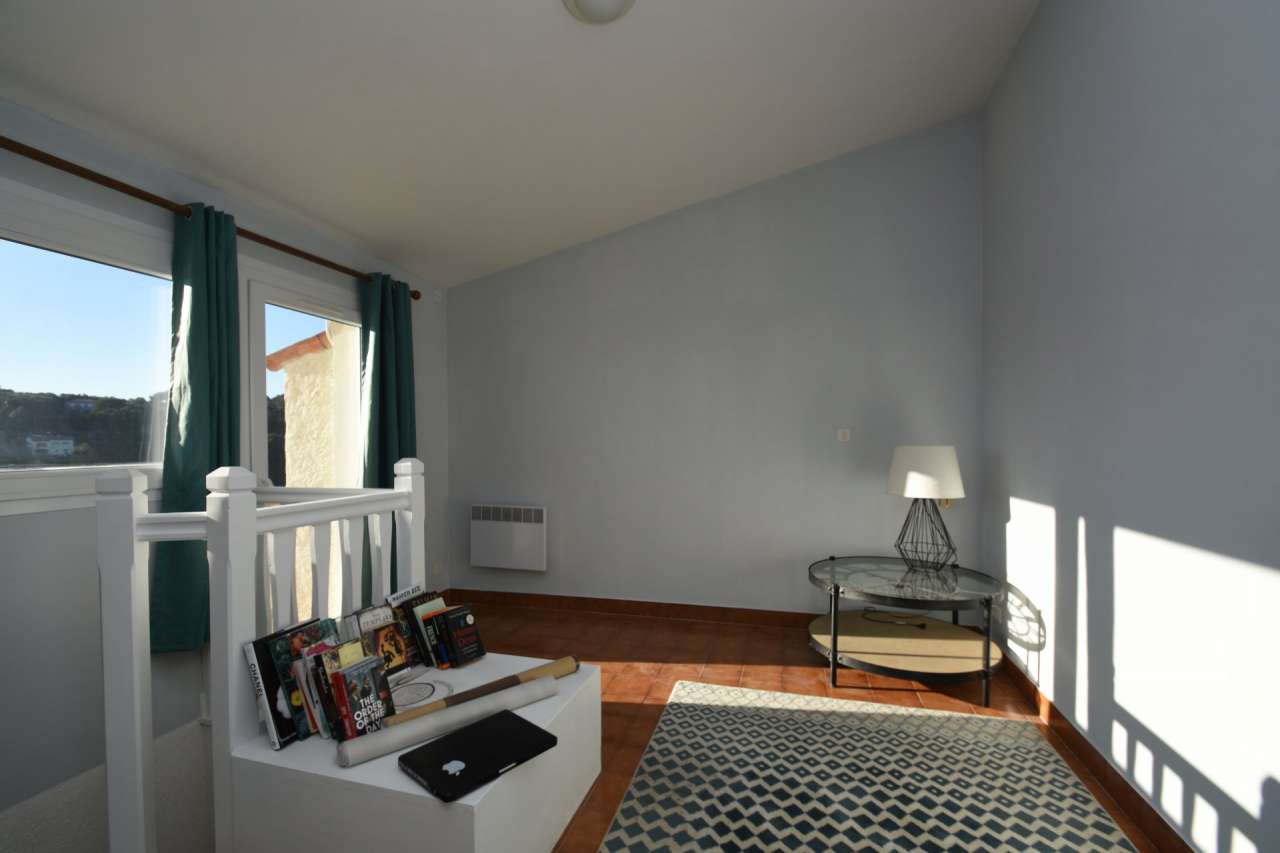 Beautifully refurbished 5 bedroom villa, which is ideally situated within o