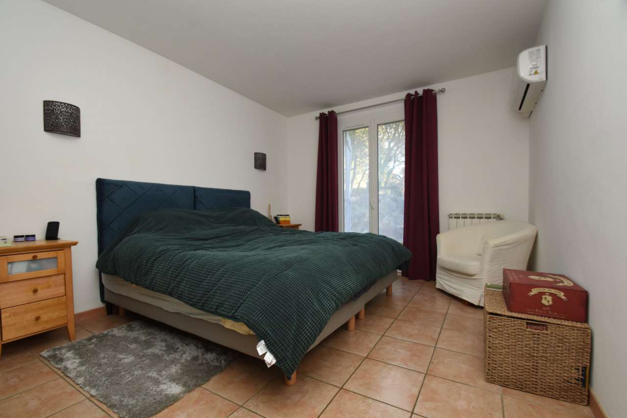 Beautifully refurbished 5 bedroom villa, which is ideally situated within o