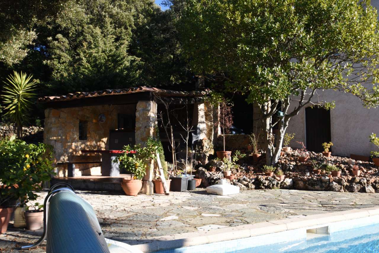 Beautifully refurbished 5 bedroom villa, which is ideally situated within o