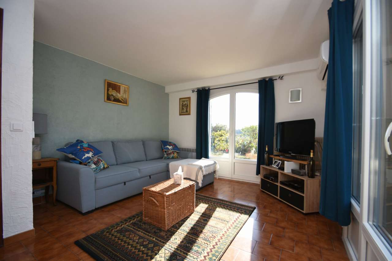 Beautifully refurbished 5 bedroom villa, which is ideally situated within o