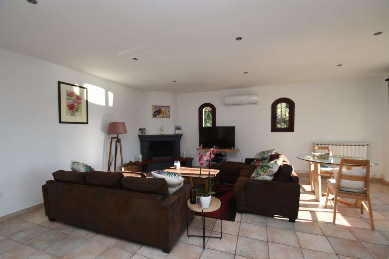 Beautifully refurbished 5 bedroom villa, which is ideally situated within o