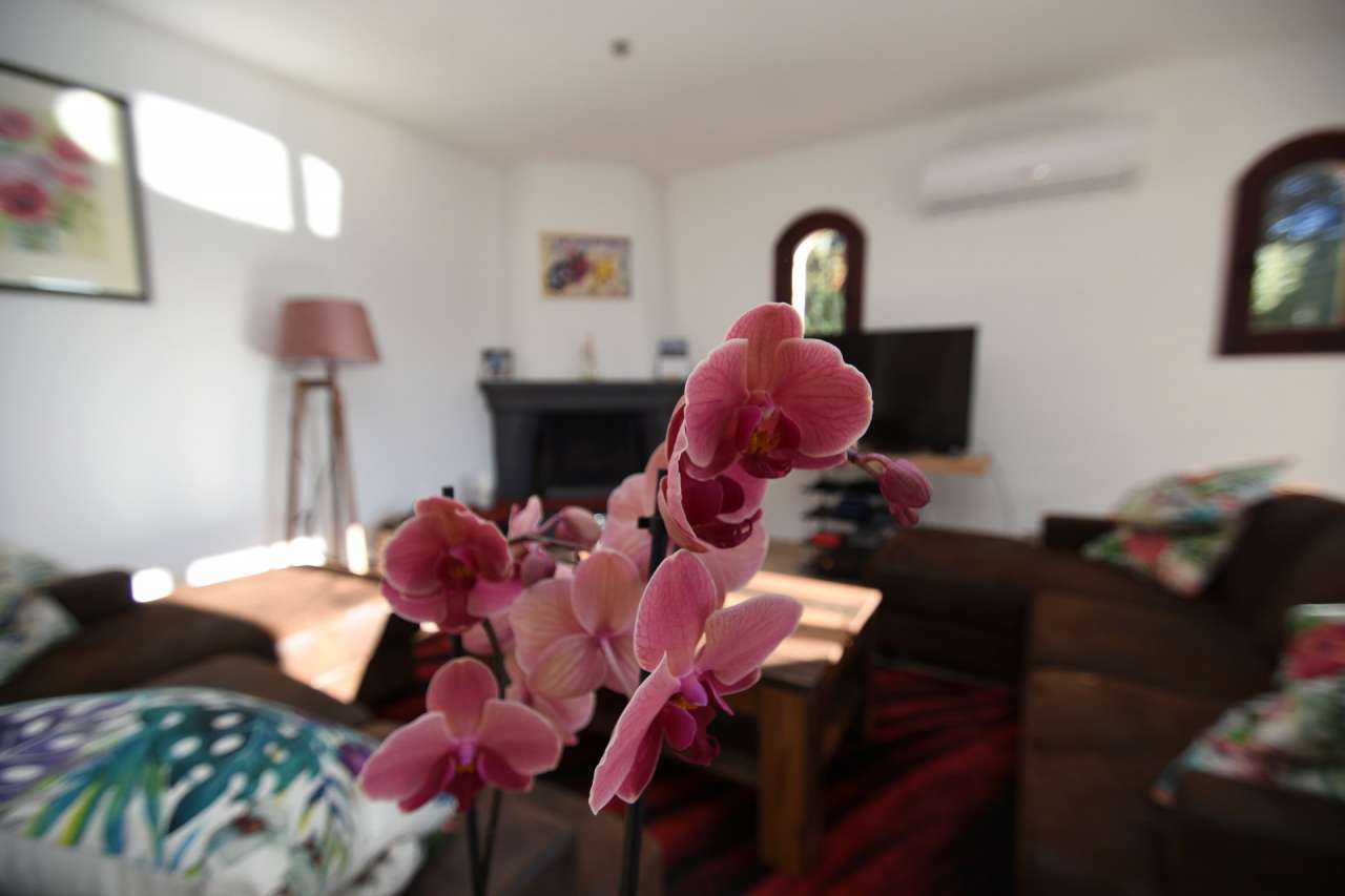 Beautifully refurbished 5 bedroom villa, which is ideally situated within o