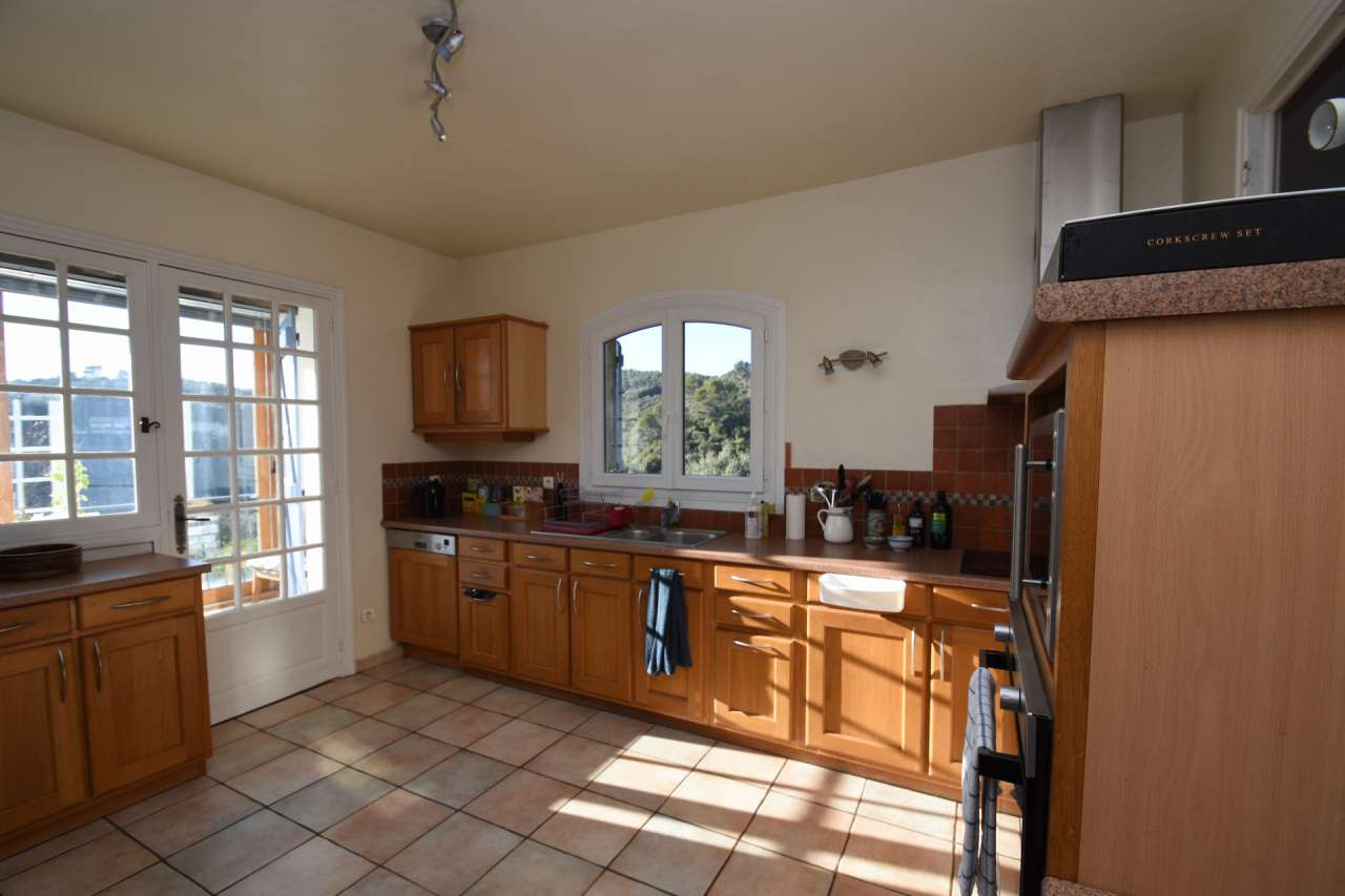 Beautifully refurbished 5 bedroom villa, which is ideally situated within o