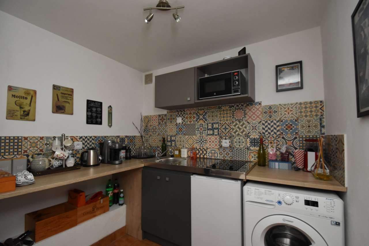 Beautifully refurbished 5 bedroom villa, which is ideally situated within o