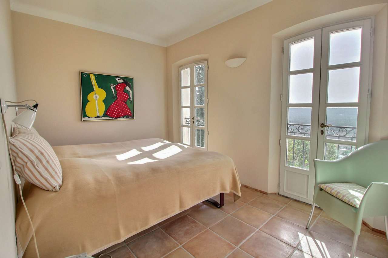 Bright, spacious and beautifully presented 6 bedroom villa, which is ideall