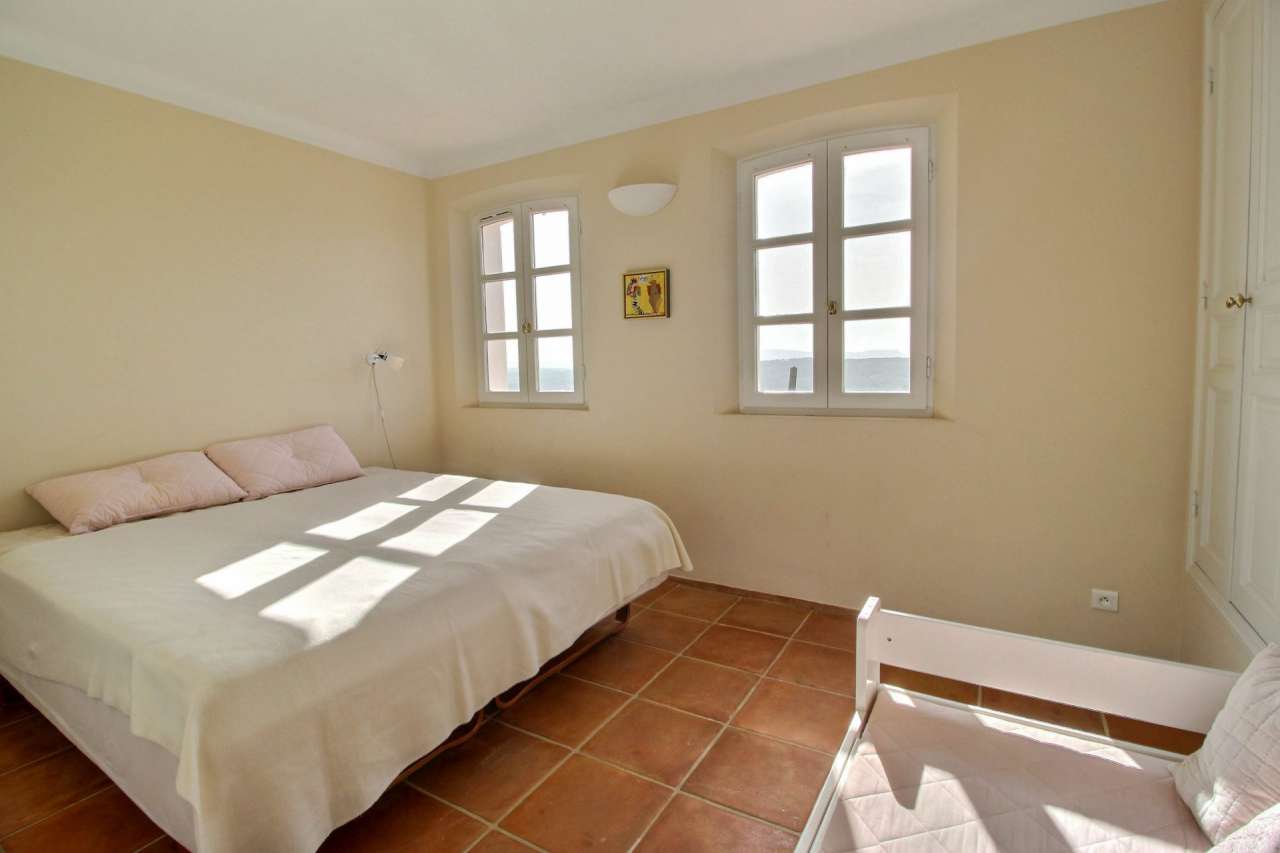 Bright, spacious and beautifully presented 6 bedroom villa, which is ideall