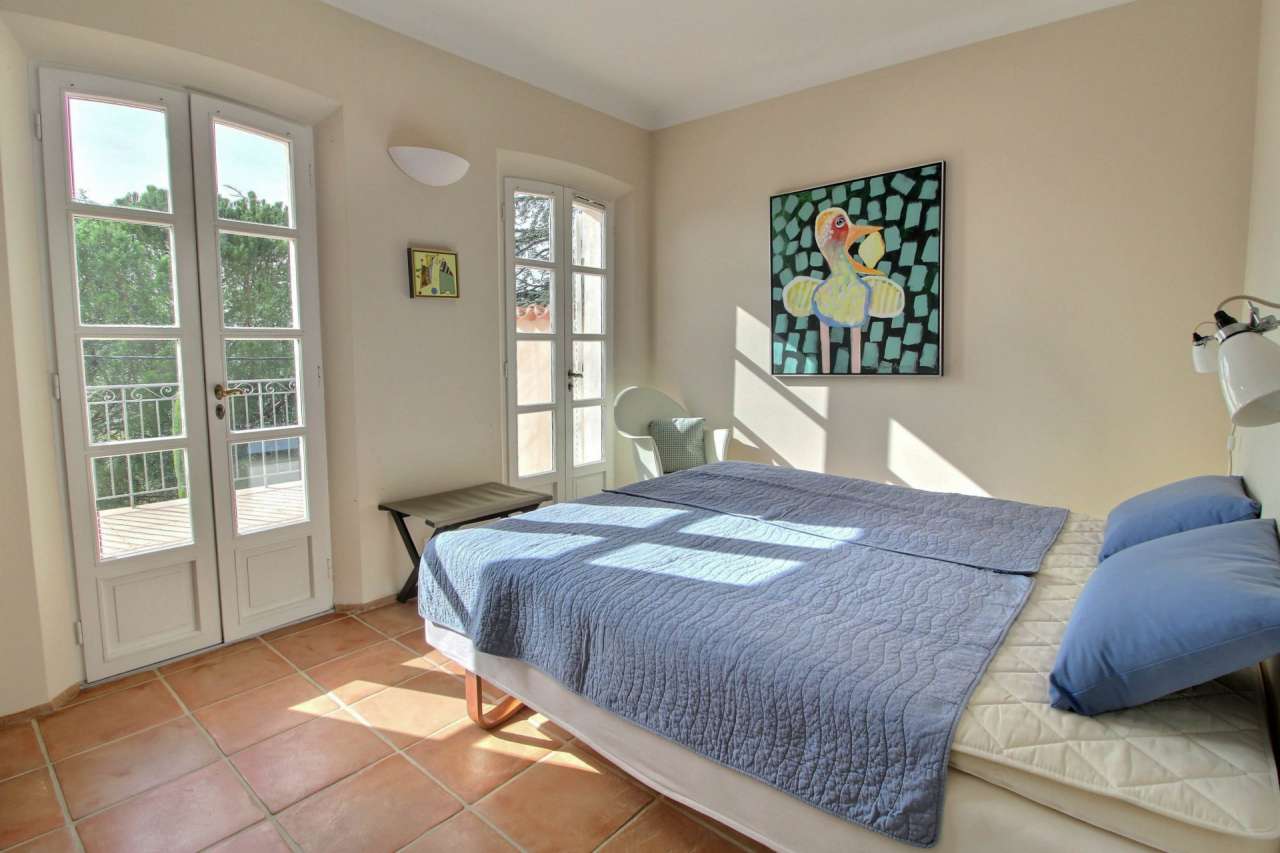 Bright, spacious and beautifully presented 6 bedroom villa, which is ideall