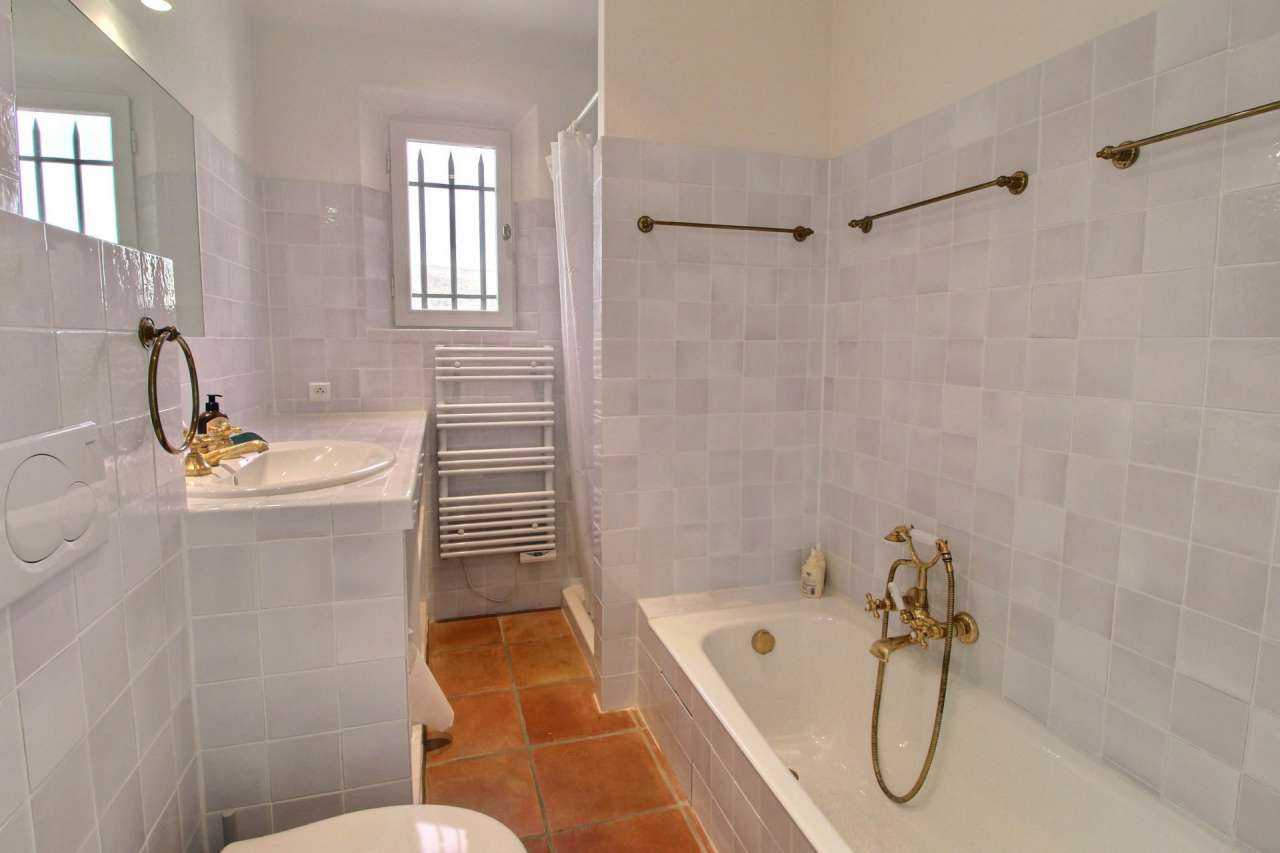 Bright, spacious and beautifully presented 6 bedroom villa, which is ideall