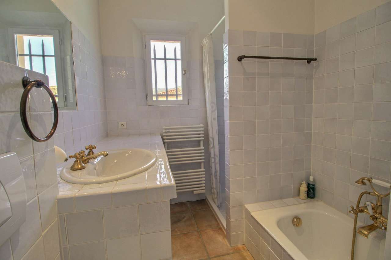 Bright, spacious and beautifully presented 6 bedroom villa, which is ideall