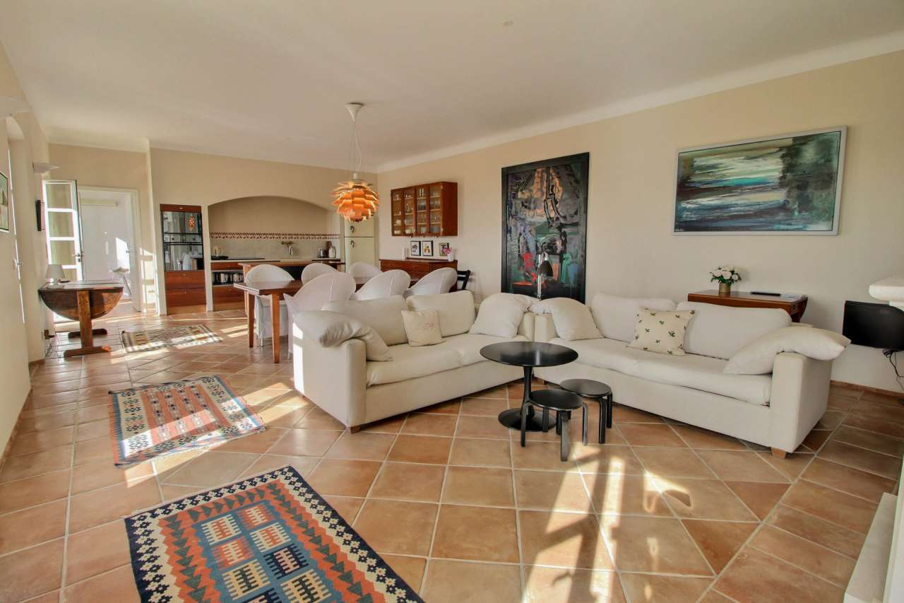 Bright, spacious and beautifully presented 6 bedroom villa, which is ideall