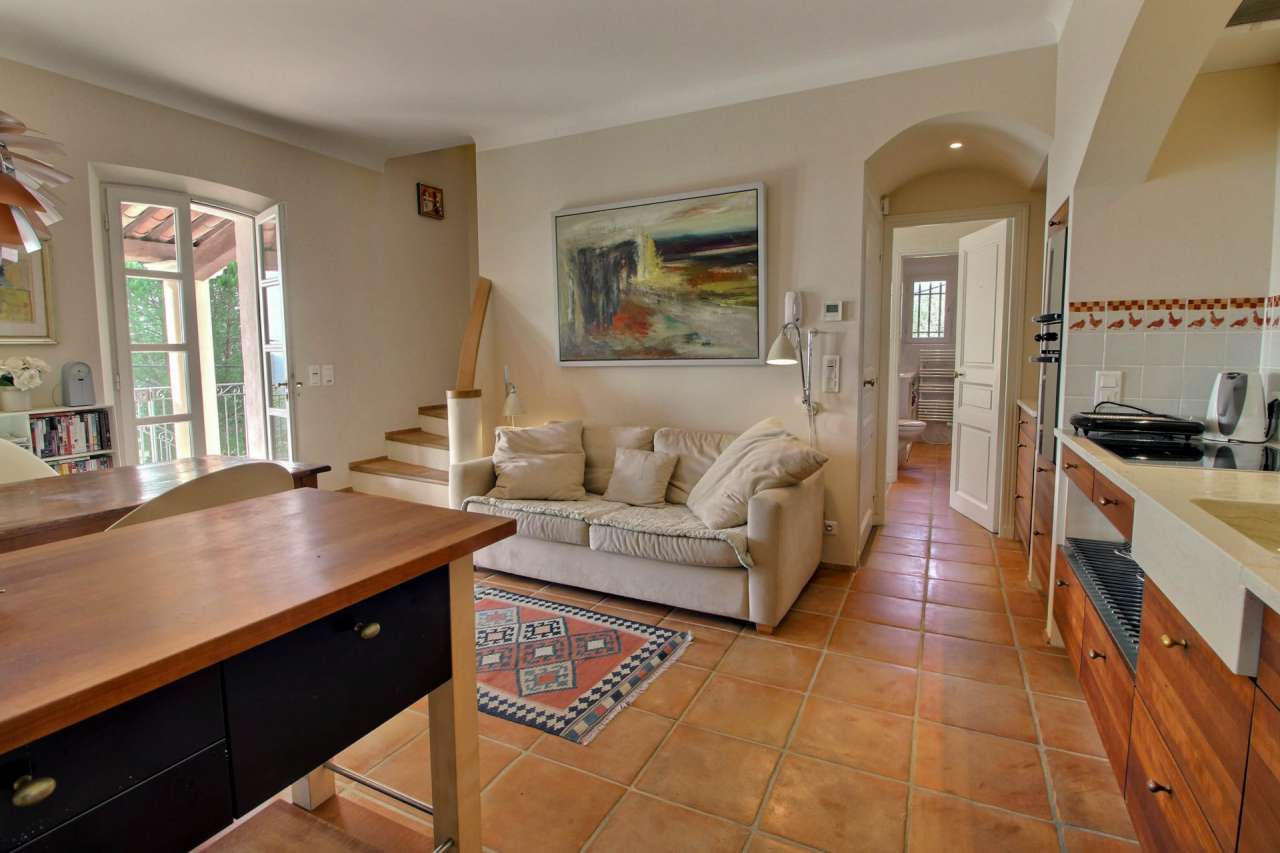 Bright, spacious and beautifully presented 6 bedroom villa, which is ideall