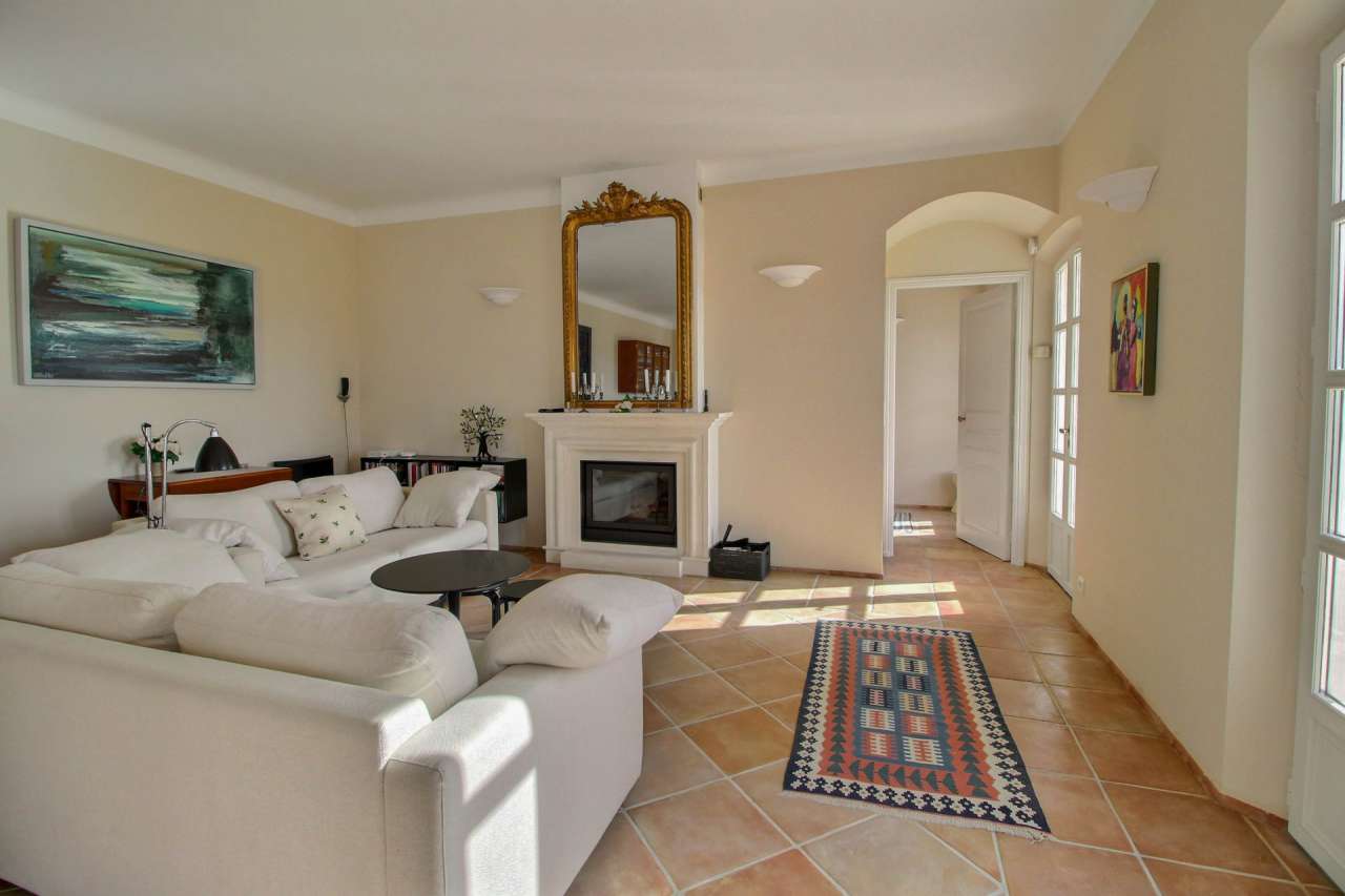 Bright, spacious and beautifully presented 6 bedroom villa, which is ideall