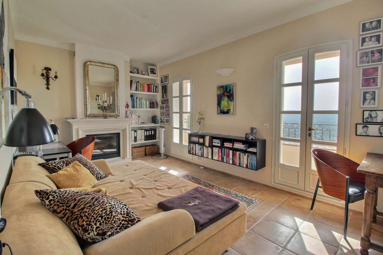 Bright, spacious and beautifully presented 6 bedroom villa, which is ideall