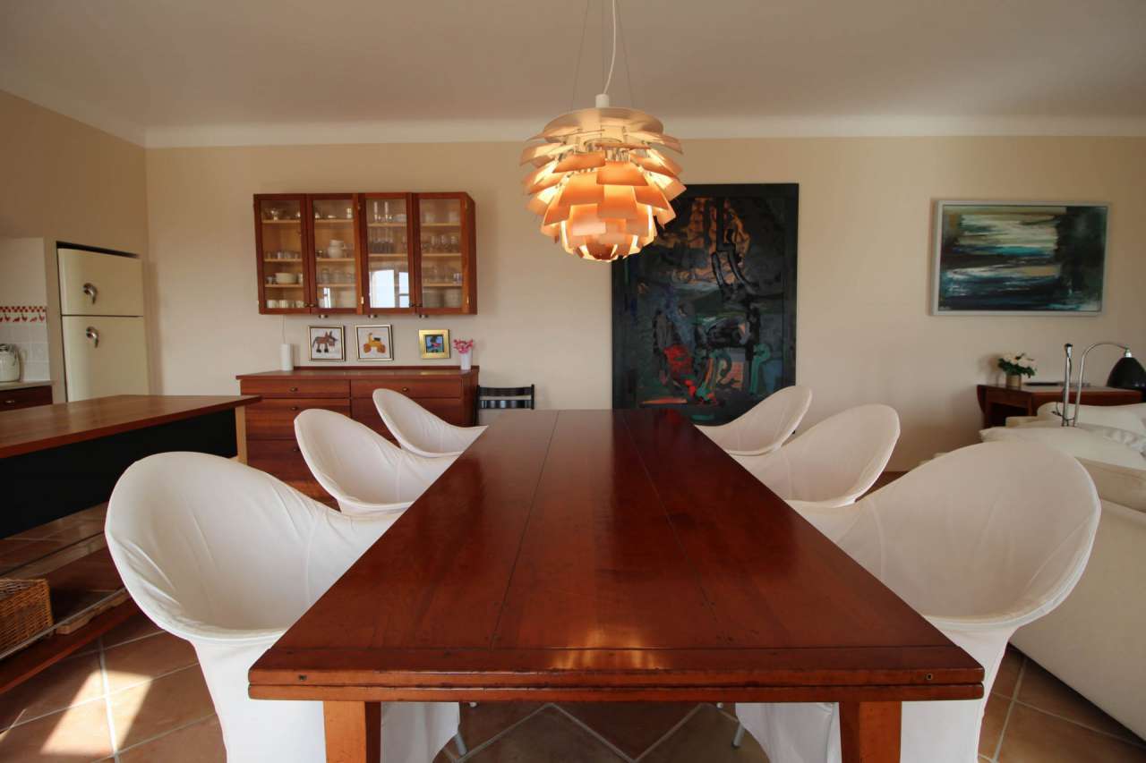 Bright, spacious and beautifully presented 6 bedroom villa, which is ideall