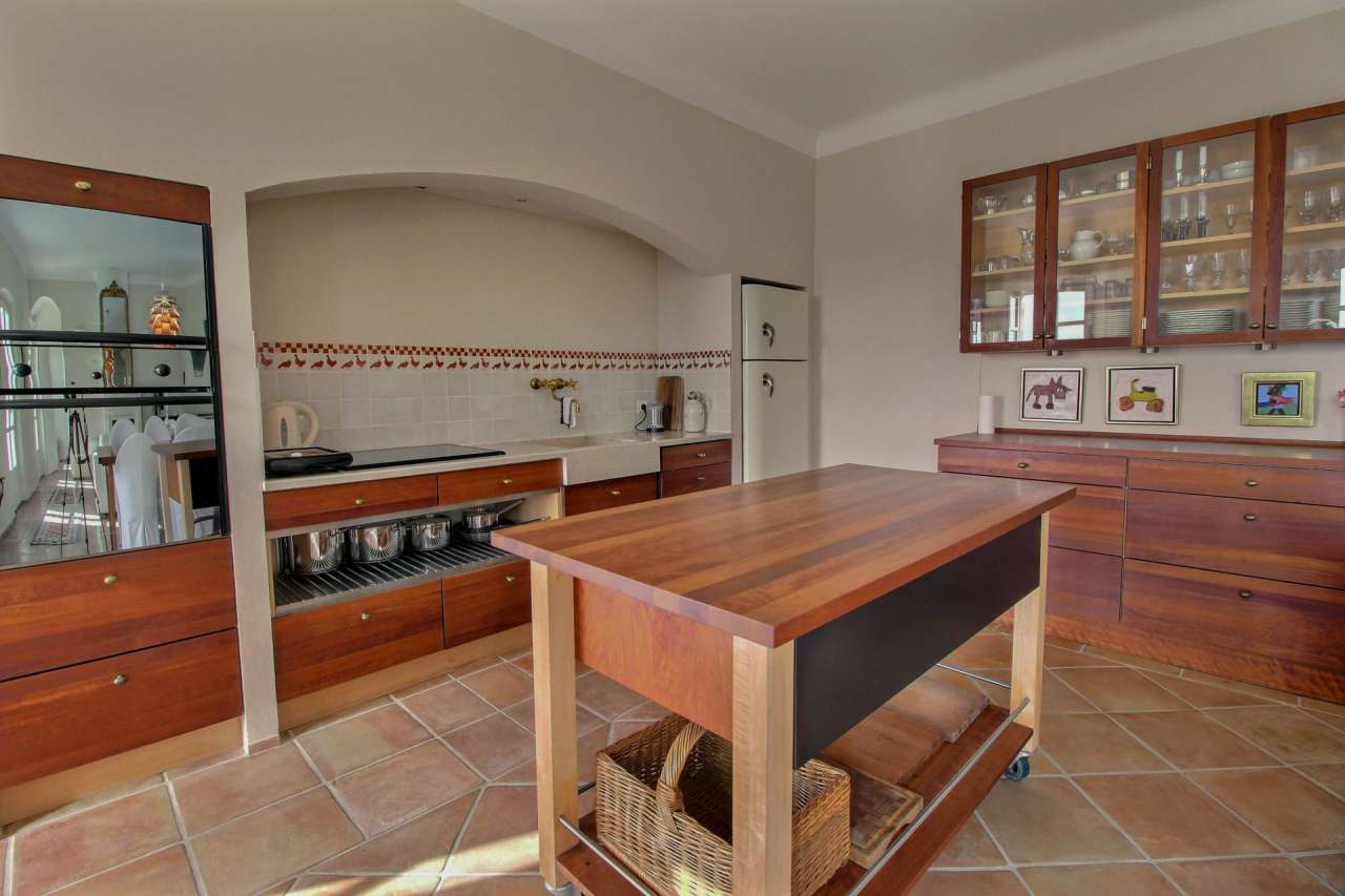 Bright, spacious and beautifully presented 6 bedroom villa, which is ideall