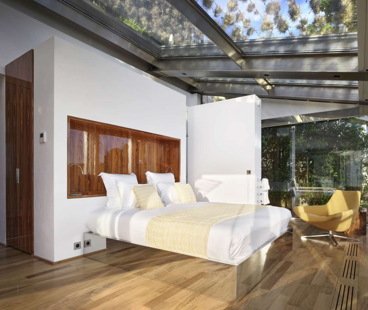 With simply stunning sea and harbour views, this spacious and unique 6 bedr