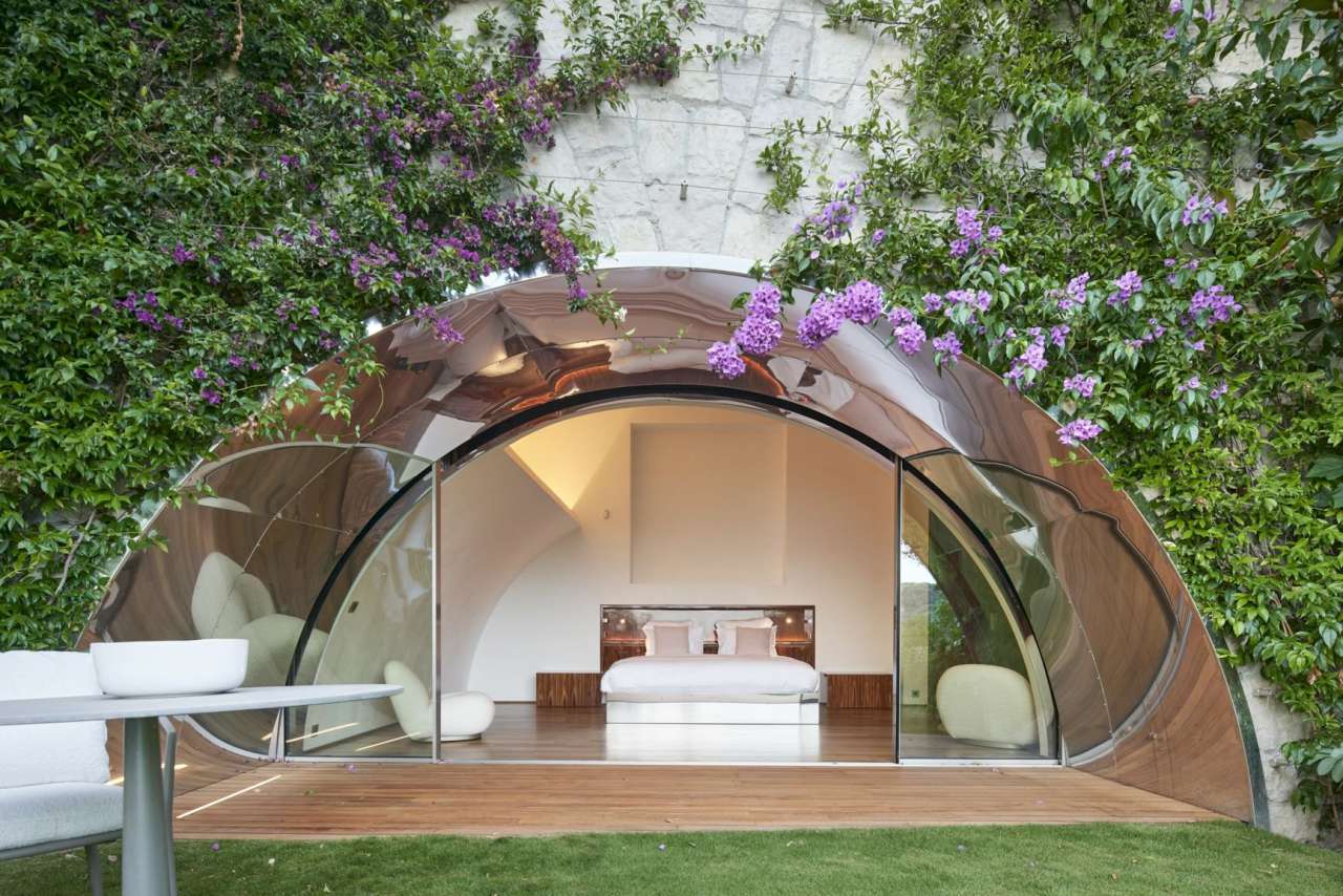 With simply stunning sea and harbour views, this spacious and unique 6 bedr