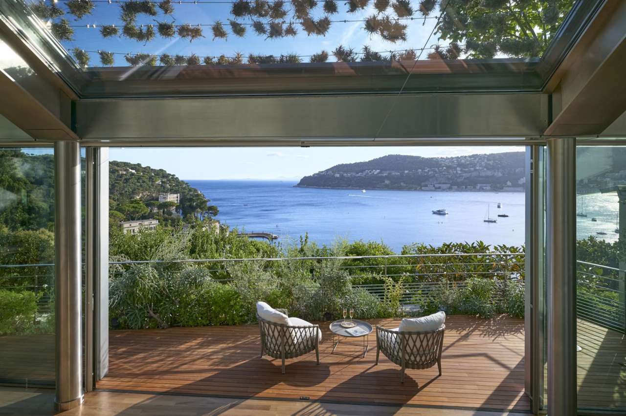 With simply stunning sea and harbour views, this spacious and unique 6 bedr