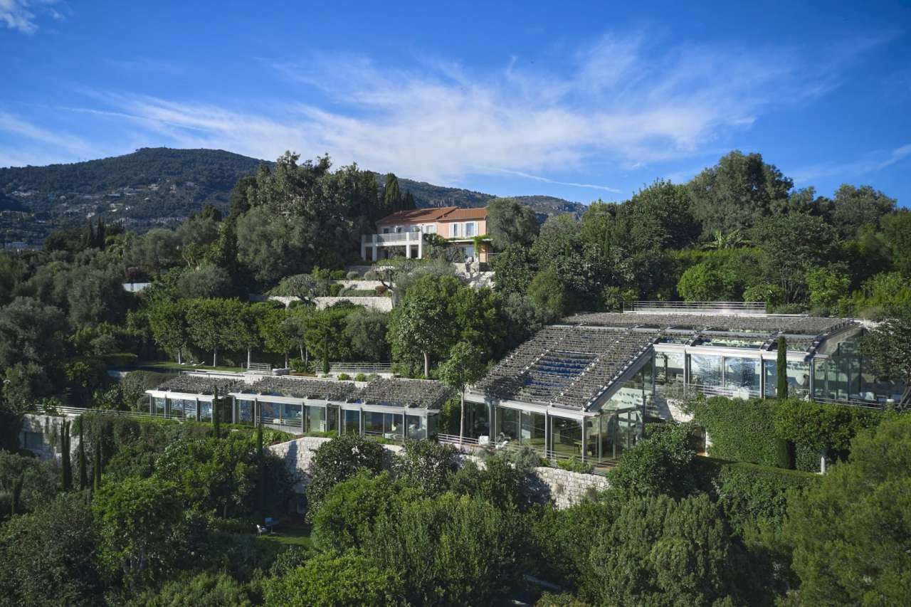 With simply stunning sea and harbour views, this spacious and unique 6 bedr