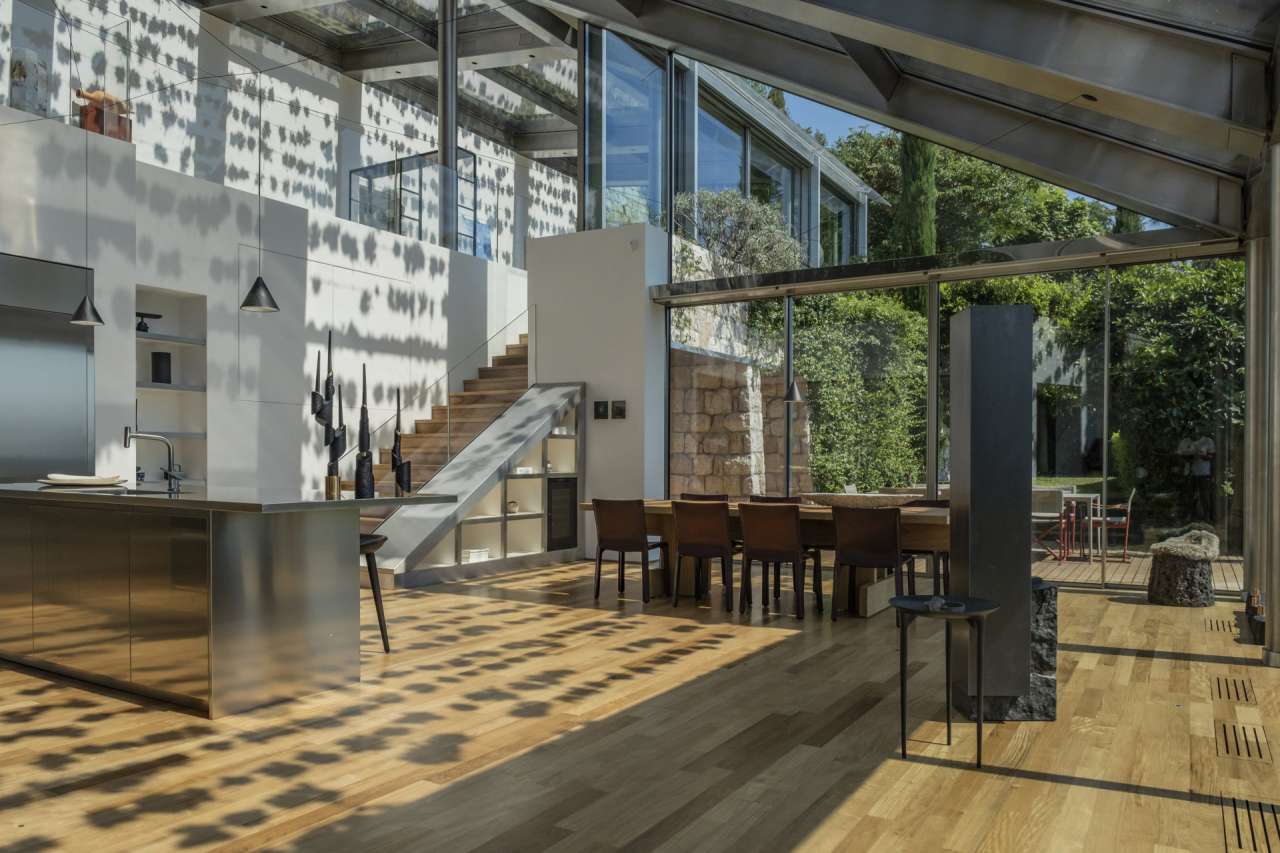 With simply stunning sea and harbour views, this spacious and unique 6 bedr