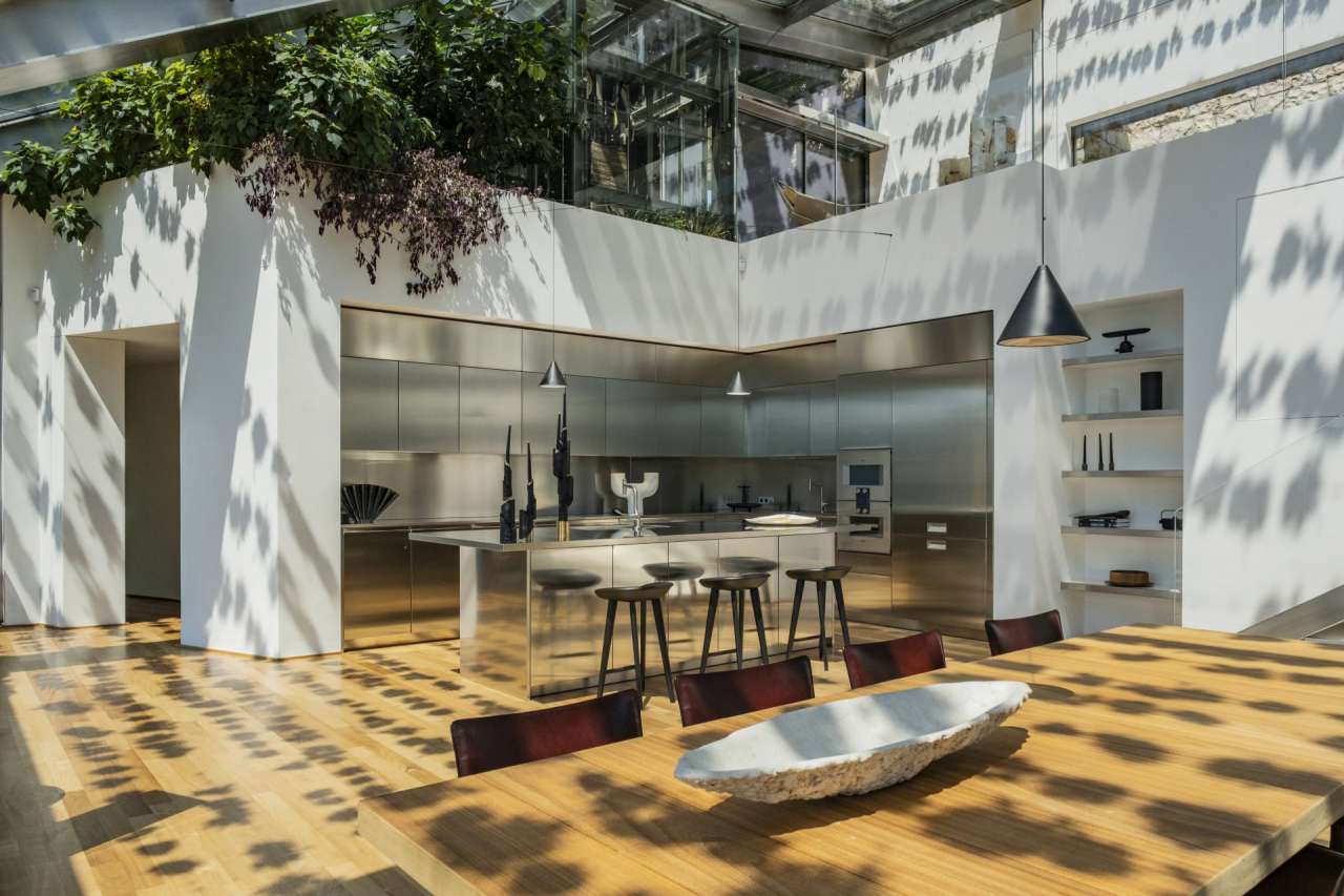 With simply stunning sea and harbour views, this spacious and unique 6 bedr